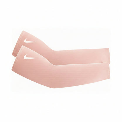 Optimised freedom of movement: the Nike Lightweight Sleeves 2.0 sit close to the arm without restricting movement - light compression supports the muscles and ensures a stable, comfortable feel during sports
